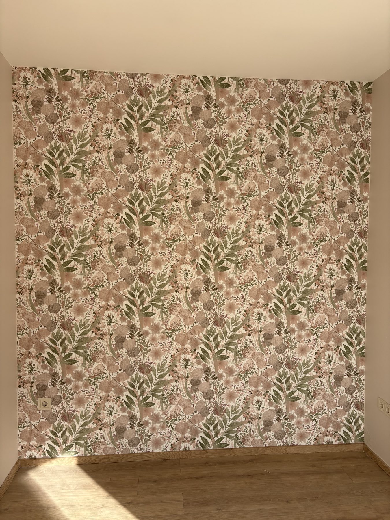 Secret Garden zöld, fehér, rózsaszín, barna színű, leveles vlies tapéta 10506-05 tapétázás előtt