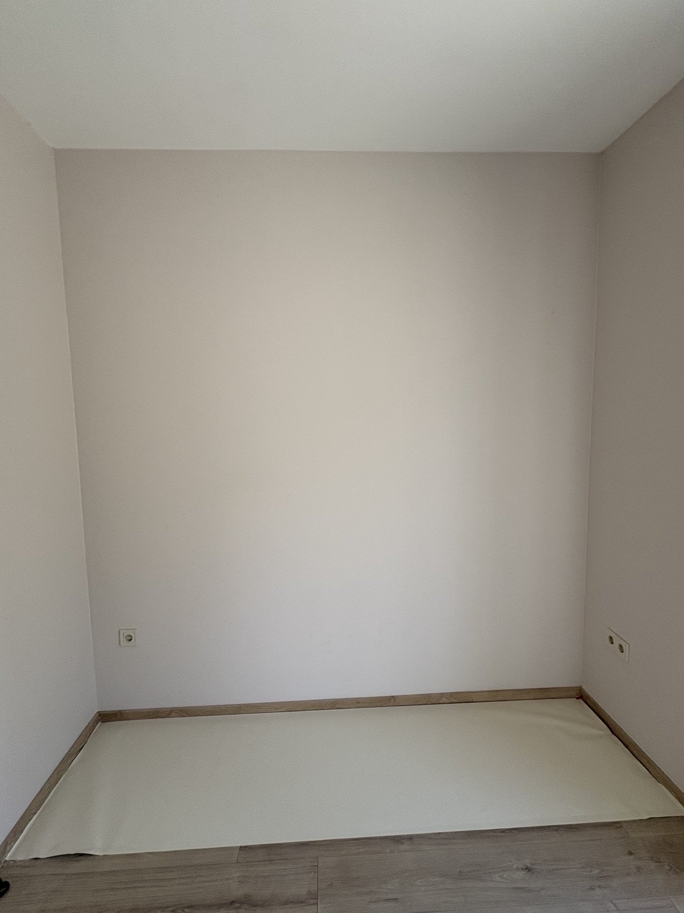 Secret Garden zöld, fehér, rózsaszín, barna színű, leveles vlies tapéta 10506-05 tapétázás után